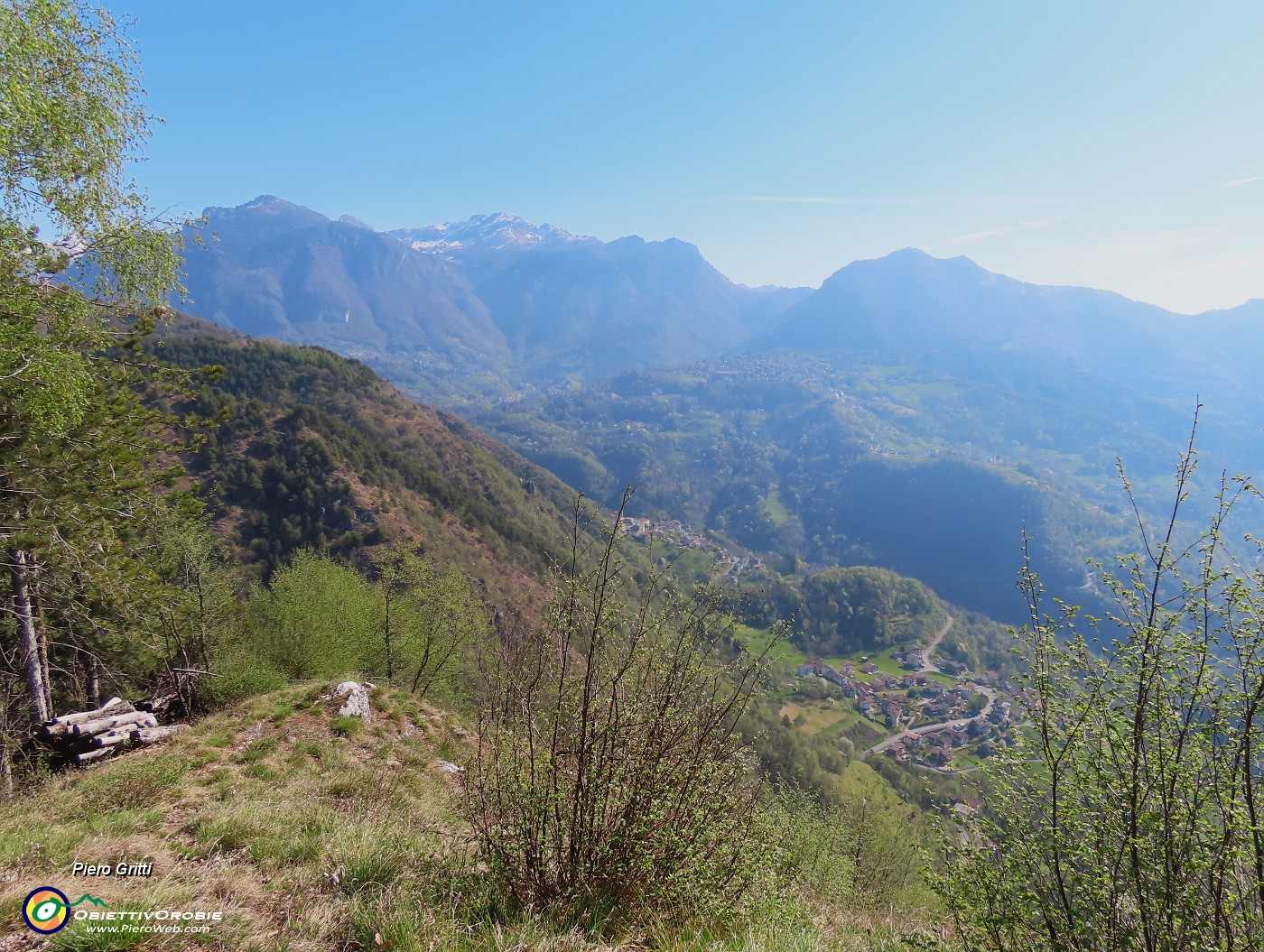 31 Dalla Croce di Bracca bella vista su Val Serina con Alben.JPG